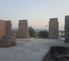 Vue en direction du Sud avec les ouvertures : baie vitr&eacute;e, porte fen&ecirc;tre et fen&ecirc;tre (ca va chauffer en &eacute;t&eacute;!)