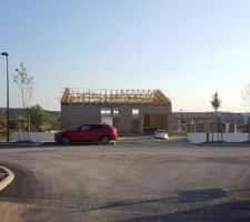 Enfin la charpente livrée depuis plusieurs semaines est posée
