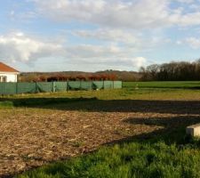 Photo du terrain vu de face. 
Il s'arr&ecirc;te au mur du voisin et une rue avec un petit trottoir va &ecirc;tre cr&eacute;er devant .