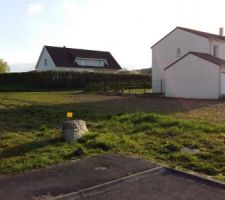 Photo du terrain vu de face. 
La rue avec un petit trottoir va &ecirc;tre prolonger devant jusqu'au voisin .
