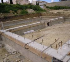 Soubassement en b&eacute;ton banch&eacute;