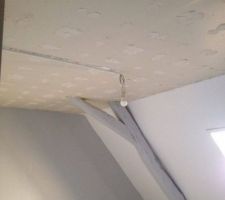 Décollage du polystyrène du plafond de la chambre