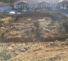 Apr&egrave;s une p&eacute;riode qui nous a paru interminable la chantier commence.

Mercredi 29 Mars surprise le chef de chantier nous appel pour nous informer que le terrassier &eacute;t&eacute; sur le terrain et qu'il allait commencer son travail... 

Evidemment le soir le premier passage d'une longue s&eacute;rie sur le terrain. Et l'appareil photo (le portable) est de sorti.

Vendredi 7 Avril le trac&eacute; sur le terrain est fait et les ligne de notre maison nous apparait.


On a h&acirc;te ...