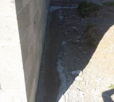 Suite aux intempéries, l'eau stagne devant porte d'entrée (côté nord)