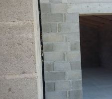 Ouverture entre le mur de la maison et le mur du garage