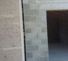 Ouverture entre le mur de la maison et le mur du garage