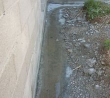 Suite aux intempéries, l'eau stagne devant porte d'entrée (côté nord)