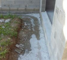 L'eau stagne également devant le garage