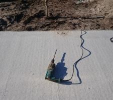 Trous 14/15 cm pour scellement chimique des chaînages oubliés.