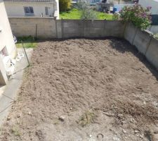 Jardin après le passage de la motobineuse! Il reste a niveler et créer les paliers!