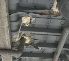 Installation des tuyaux d'évacuation par contre ils ont raté un perçage et fait un trou dans la dalle en béton et rebouché avec de la mouse polyuréthane. Pas propre du tout?