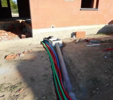 Déroulage des gaines et pose des gaines rouges,vertes et bleu dans la tranchée