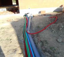 Déroulage des gaines et pose des gaines rouges,vertes et bleu dans la tranchée