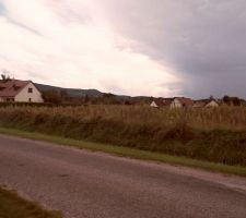 Nous achetons un petit terrain de 650 m&sup2; au milieu de cette jach&egrave;re.
Vue depuis le Nord