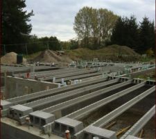 Pose des poutrelles de la dalle