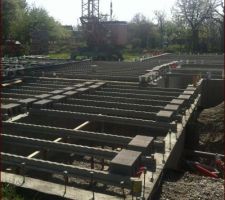 Pose des poutrelles de la dalle