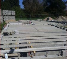 Pose des poutrelles de la dalle