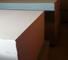 Livraison du mat&eacute;riel devant la maison et plaques rentr&eacute;es une par une dans le garage