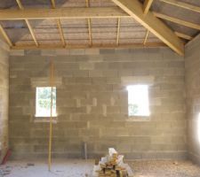 Voici la charpente traditionnelle dans le garage. Près de 4m de haut en haut des murs (pour accueillir plus tard une mezzanine). La zone en gravier c'est pour la cave :)