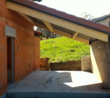 Le carpor avec son toit termin&eacute;; &ccedil;a rend bien.