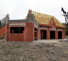 Vu de mla façade sud avec toit terrasse sur le premier plan ; muret parpaing puis garde corps karla v 2000 en verre