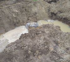 Deuxième solution. 
Après la tranchée, le puisard de chantier bien pour enlever quelque CM d'eau mais la il y a trop d'eau donc cela ne marche pas non plus...