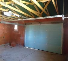 Porte garage côté intérieur. 
couleur anthracite