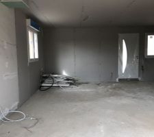 Mise en place des cloisons dans la salle.