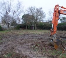 Vue depuis l'entr&eacute;e du terrain sans les arbres