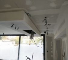 Pon&ccedil;age de la retomb&eacute;e au dessus de l'ilot, et ajustement de la niche de la cuisine