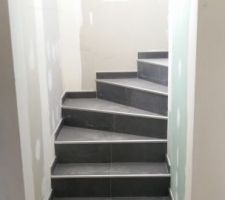 Le carreleur a fait l'escalier vers le garage