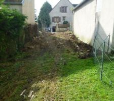 Chemin d'accès désarbré