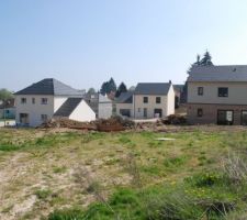 Notre maison vue de loin (celle du milieu au fond). Ca doit encore se construire devant.