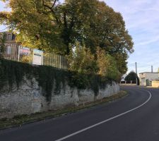 Le terrain est situ&eacute; en hauteur (la vue est sympa et imprenable :) )