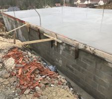 Coulage de la dalle beton, on voit que certaines planelles n'ont pas tenues lors du coulage...