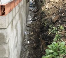 Coulage de la dalle beton, on voit que certaines planelles n'ont pas tenues lors du coulage... (Les dechets d'emballage ont ete jetes dans la fouille (super...)