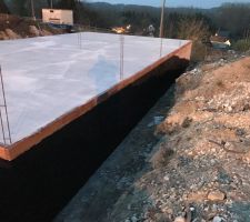 Je profite du sechage de la dalle pour impermeabiliser les murs de soubassement avec de l'enduit bitumeux