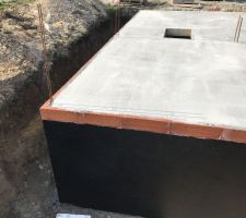 Je profite du sechage de la dalle pour impermeabiliser les murs de soubassement avec de l'enduit bitumeux