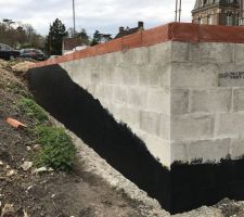 Je profite du sechage de la dalle pour impermeabiliser les murs de soubassement avec de l'enduit bitumeux
