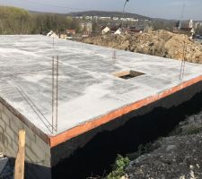 Je profite du sechage de la dalle pour impermeabiliser les murs de soubassement avec de l'enduit bitumeux