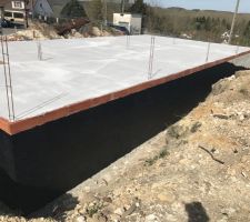 Je profite du sechage de la dalle pour impermeabiliser les murs de soubassement avec de l'enduit bitumeux