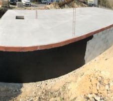 Je profite du sechage de la dalle pour impermeabiliser les murs de soubassement avec de l'enduit bitumeux