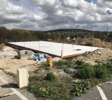 Je profite du sechage de la dalle pour impermeabiliser les murs de soubassement avec de l'enduit bitumeux