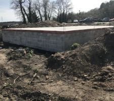 Je profite du sechage de la dalle pour impermeabiliser les murs de soubassement avec de l'enduit bitumeux