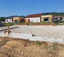 Pose des deux  rangees de parpaing et etalement du gravier