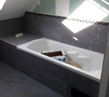 La faÃ¯ence de notre salle de bain commence Ã  prendre forme.