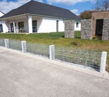 Cloture sur rue en gabions 200x30x70 + palissade granit brut 100x25x10