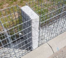 Cloture sur rue en gabions 200x30x70 + palissade granit brut 100x25x10