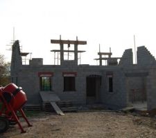 Les lucarnes ! (une sur le devant et une &agrave; l'arri&egrave;re de la maison).