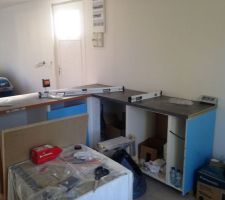 Installation des plans de travail de la cuisine